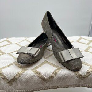 Ros Hommerson Teddi Shiny Silver dress shoe. Size 8 Narrow